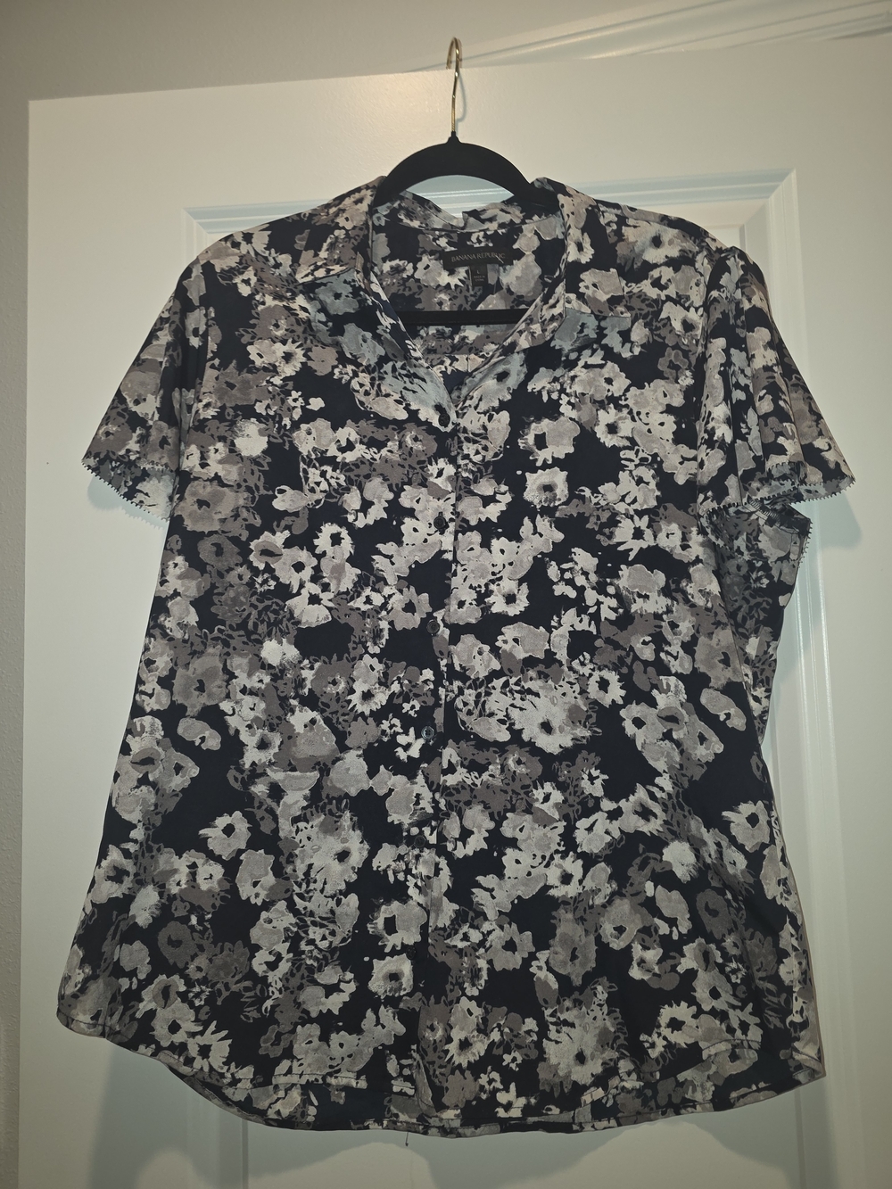 Banana Republic Black and Gray Floral Button-Front Top Size Large